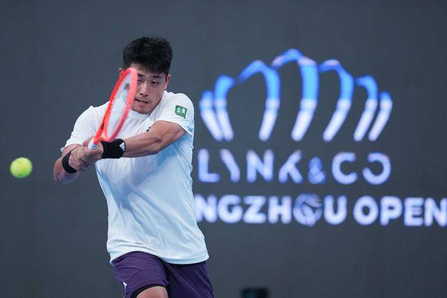 杭州网球公开赛:吴易昺逆转梅德韦杰夫挺进四强