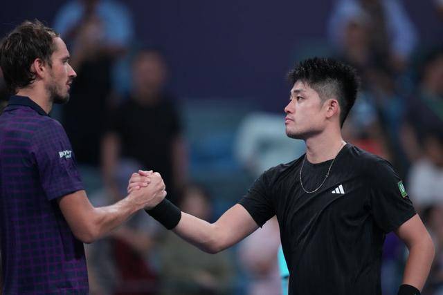 杭州网球公开赛:吴易昺逆转梅德韦杰夫挺进四强