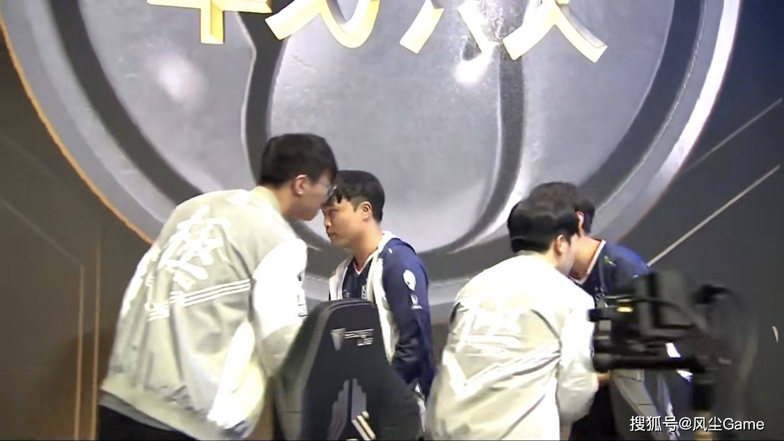 LOL传奇中单官宣退役!连续8年进世界赛,巅峰期把IG打到解散