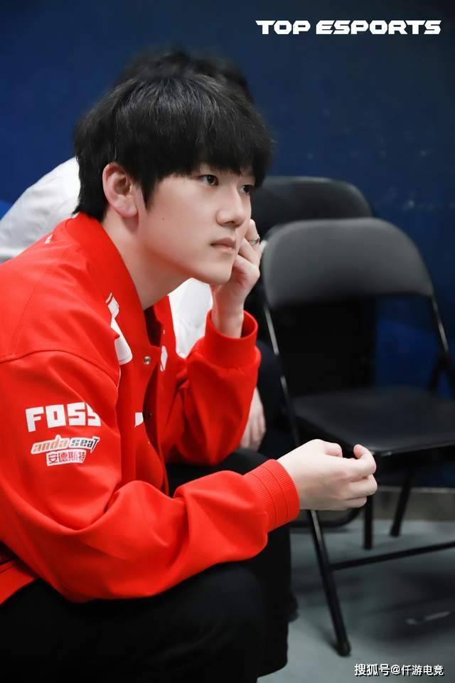 Faker出席续约仪式，不小心露出60W名表！JackeyLove透露退役时间