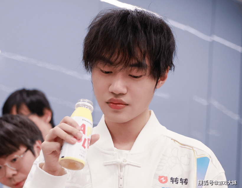 解说米勒说出LPL困境,中单选手出现严重断档,新生代实力都很菜